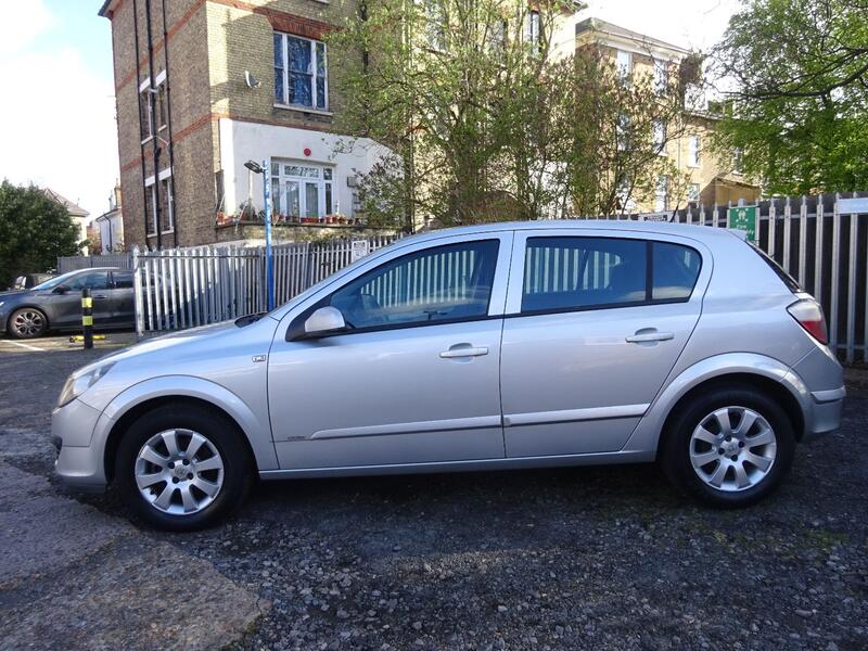 View VAUXHALL ASTRA 1.6 i 16v Club