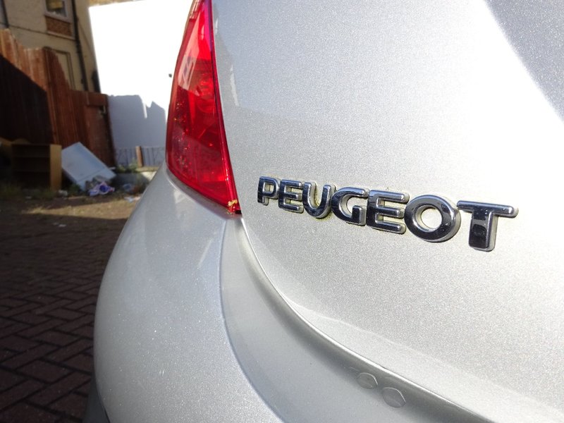 PEUGEOT 207