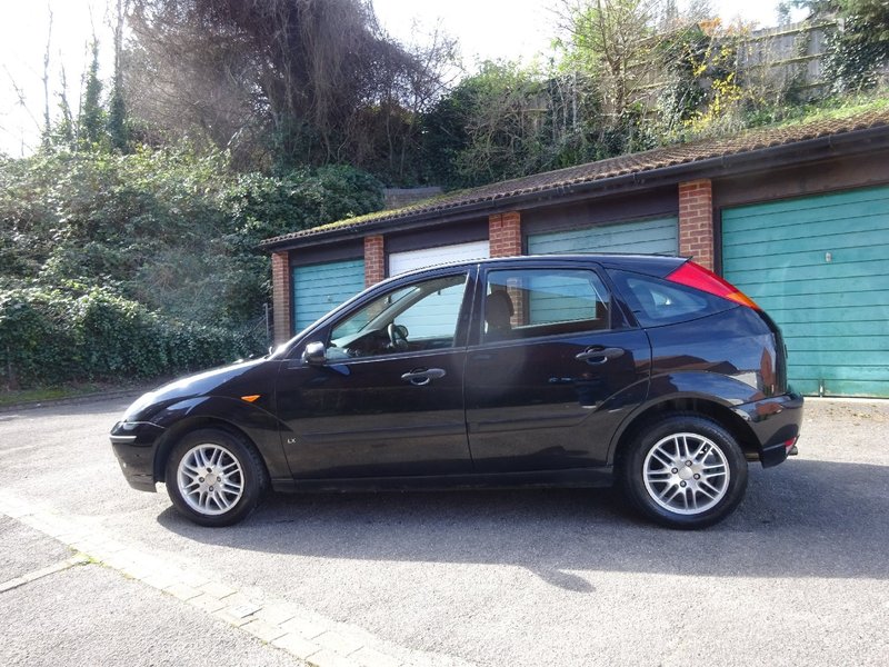 View FORD FOCUS 1.6 LX 5 Door