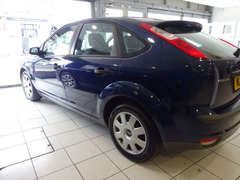 View FORD FOCUS 1.6 LX Automatic 5 Door